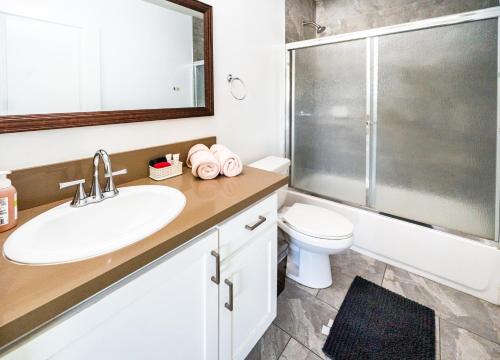 Ένα μπάνιο στο Spacious 5BR 3BA Home with Free Parking and WiFi 10 Minutes to Downtown LA Perfect for Large Groups