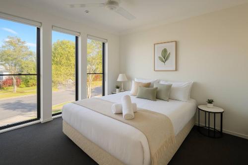 Ένα ή περισσότερα κρεβάτια σε δωμάτιο στο Golfside Escape – Stylish 3BR Townhouse in Robina
