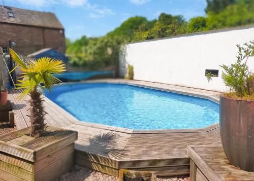 Kolam renang di atau dekat dengan Calthwaite Hall Lodges