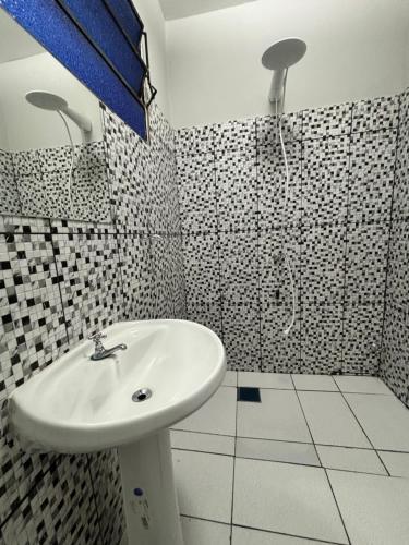 a bathroom with a sink and a shower at Milano 581 - Hospedaje temporal en Asunción in Asuncion