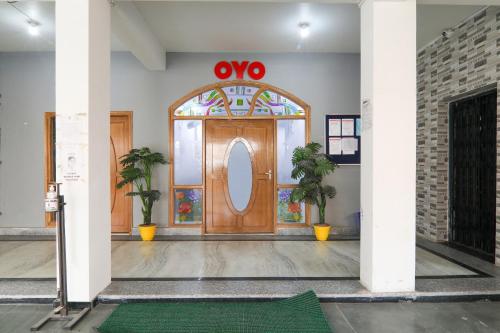 パトナーにあるHotel O Figtree Premierの木製のドアと「わあ！」のサインがあるロビー