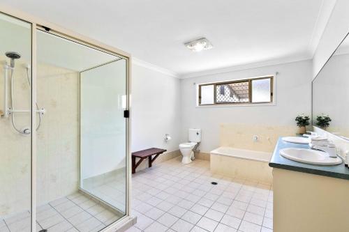 Ένα μπάνιο στο Coastal Bliss - 6 Beds Holiday House