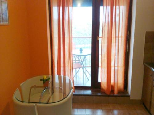- un salon avec une table en verre et une fenêtre dans l'établissement Studio Apartment Jadranko, à Krnica