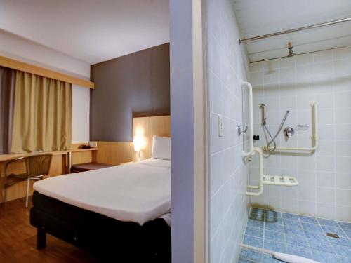 Ένα μπάνιο στο ibis Vitoria Praia do Canto
