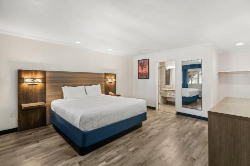 Postel nebo postele na pokoji v ubytování Americas Best Value Inn and Suites -Yucca Valley