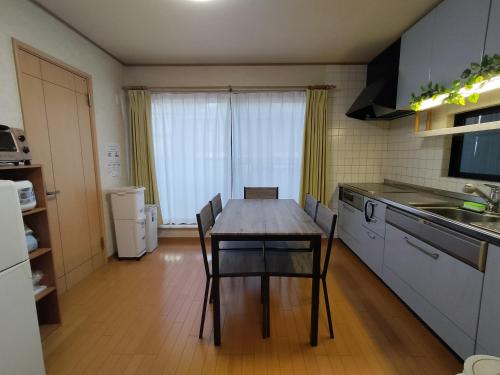 a kitchen with a table and chairs in a room at Lucky Higashimizue ラッキー東瑞江 in Tokyo