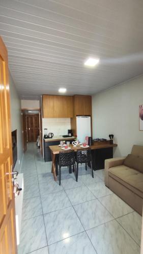 a living room with a couch and a table at Casa geminada maravilhosa J3 in Santa Cruz do Sul