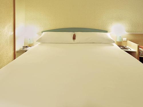 Postel nebo postele na pokoji v ubytování Ibis Montmelo Granollers