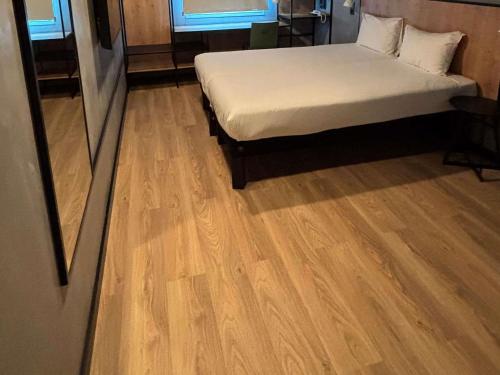 Postel nebo postele na pokoji v ubytování Ibis Montmelo Granollers
