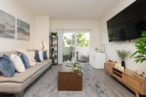 a living room with a couch and a tv at Hollywood Stars 2 Bedroom Apartment in Los Angeles