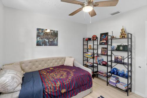 セント・ピーターズバーグにあるAzure Hideaway w Private Heated Pool, 8 Min to St Pete Beachのベッドと天井扇風機のある寝室