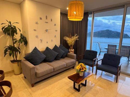 a living room with a couch and a table and chairs at Departamento a pie de playa en Camino al Mar in Mazatlán