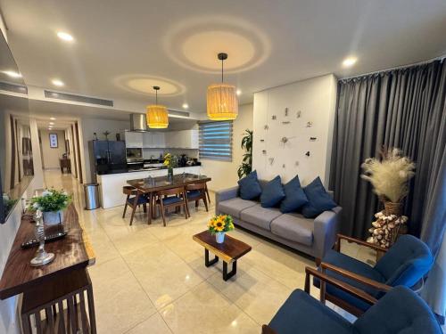 a living room with a couch and a table at Departamento a pie de playa en Camino al Mar in Mazatlán