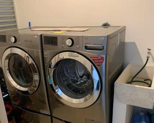 a washer and dryer sitting in a laundry room at Departamento a pie de playa en Camino al Mar in Mazatlán