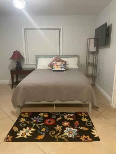 Un dormitorio con una cama con una alfombra en el suelo. en 海湾景观休闲独立屋可以垂钓靠近达利博物馆 14分钟可到达, en San Petersburgo