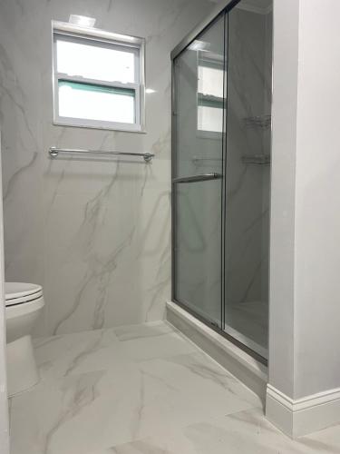 un baño con ducha y WC en 海湾景观休闲独立屋可以垂钓靠近达利博物馆 14分钟可到达, en San Petersburgo
