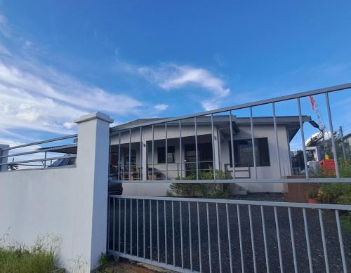 una casa con una valla blanca delante en Nav's B&B, en Nadi