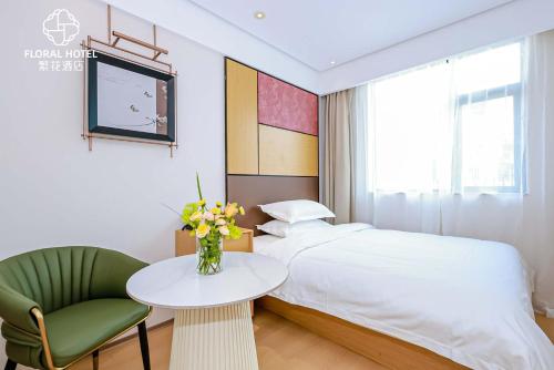 Un ou plusieurs lits dans un hébergement de l'établissement 上海繁花酒店 FLORAL HOTEl