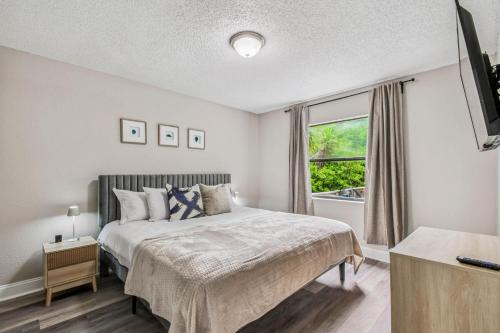 Ένα ή περισσότερα κρεβάτια σε δωμάτιο στο Heart of S Tampa- Hot Tub, Private Backyard, Fire Pit, Grill, 5 min to Beach