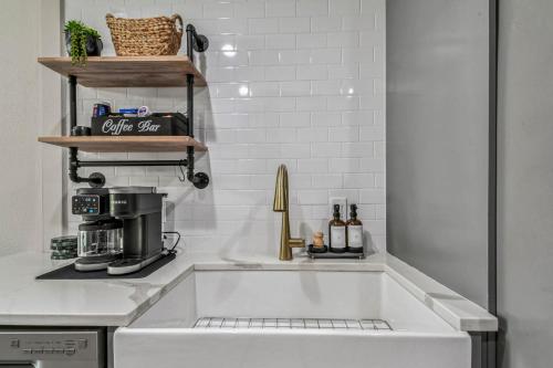 Η κουζίνα ή μικρή κουζίνα στο Heart of S Tampa- Hot Tub, Private Backyard, Fire Pit, Grill, 5 min to Beach