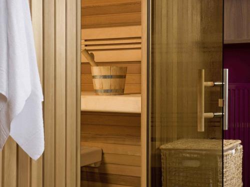 a closet with a glass door with a bucket in it at Mercure Grand Hotel Biedermeier Wien in Vienna