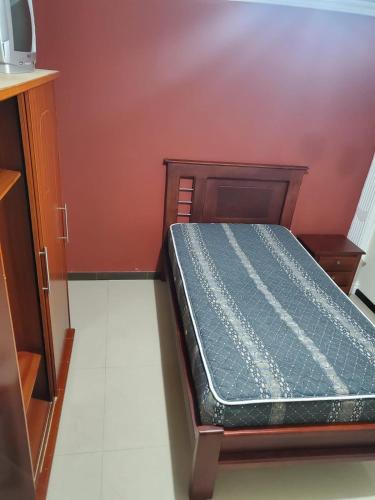 a small bed in a room with at En Tulcán, habitaciones amobladas in Tulcán