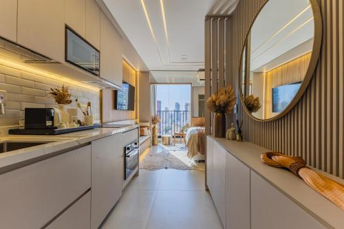 サンパウロにあるLuxury Studio 16 Floor Unique Design & Locationのキッチン(大きな鏡、シンク付)