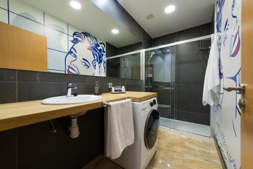 Koupelna v ubytování Suites Garden Loft Roy Lichtenstein