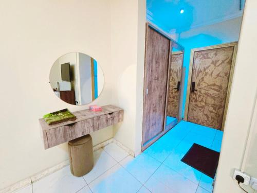 リヤドにあるفندق الجنوب Al janob Hotelの鏡と青い床のあるバスルーム
