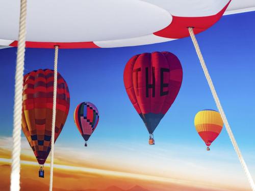 a group of hot air balloons flying in the sky at Mercure Neu-Isenburg in Neu Isenburg