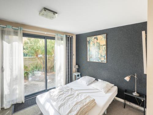 En eller flere senge i et værelse på Maison climatisée 8 pers proche plage avec WiFi - FR-1-197-637