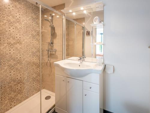 Et badeværelse på Maison climatisée 8 pers proche plage avec WiFi - FR-1-197-637