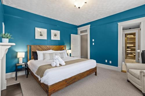 Giường trong phòng chung tại Victorian 4br 25ba 2parking Near Parks & Dt