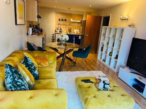 WoolwichにあるLuxury Room in Royal Arsenalの黄色いソファとテーブルのあるリビングルーム