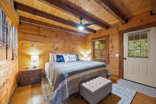 Postel nebo postele na pokoji v ubytování Cozy Maggie Valley Hot tub cabin