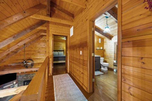 Kuchyň nebo kuchyňský kout v ubytování Cozy Maggie Valley Hot tub cabin