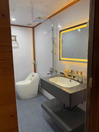 a bathroom with a sink and a tub and a toilet at Honey Homes Cô Tô in Đảo Cô Tô