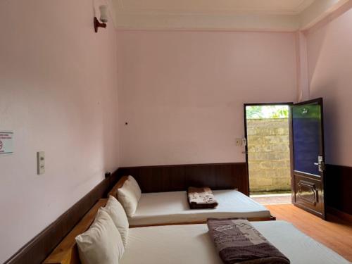 Una cama o camas en una habitación de ANH DUONg 1 HOTEL