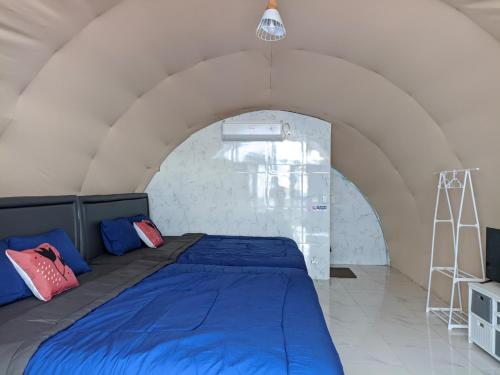 a bed in a room with an archway at Yuuhi Villa Glamping in Mancagahar
