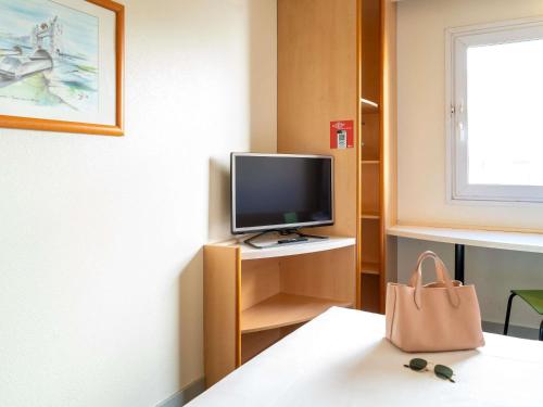 Televiisor ja/või meelelahutuskeskus majutusasutuses Ibis Madrid Alcorcon Tresaguas