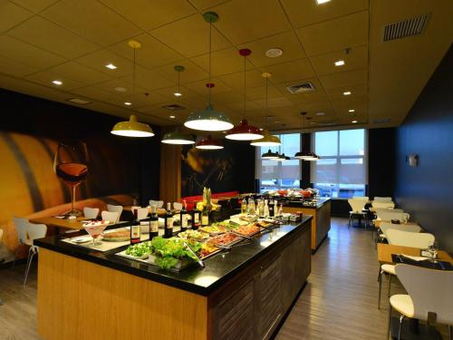 ホテルの敷地内または近くでの食事または食べ物