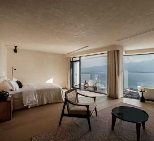 a bedroom with a bed and a view of the ocean at YS Seaview Hotel in Dali