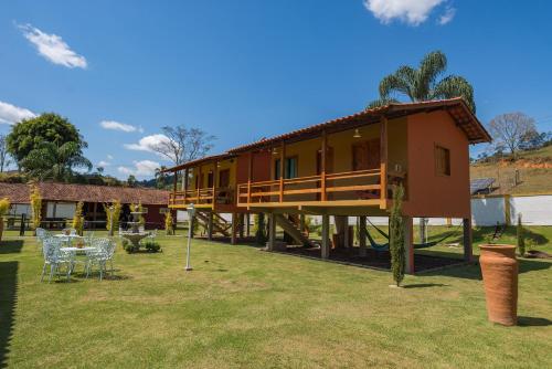 a house on a wooden beam in a yard at Minha Glória Hotel Boutique in Bom Jardim