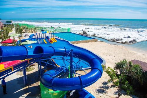 Bazén v ubytování Adora Bay Ke Ga Beach Resort nebo v jeho okolí