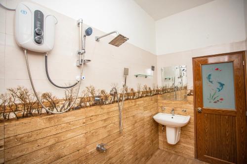 ein Badezimmer mit Dusche und Waschbecken in der Unterkunft Blue Orchid Villa in Talpe