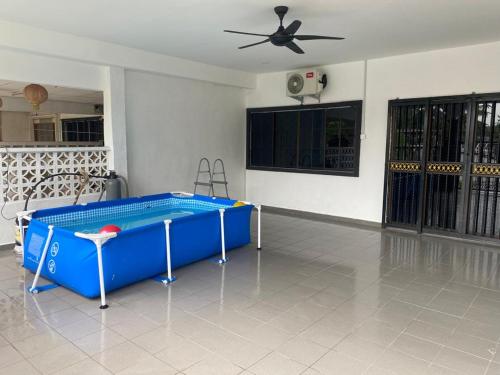 Телевизор и/или развлекательный центр в Teratak Port Dickson Homestay
