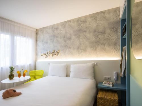 Un ou plusieurs lits dans un hébergement de l'établissement ibis Styles Nice Cap 3000 Aéroport
