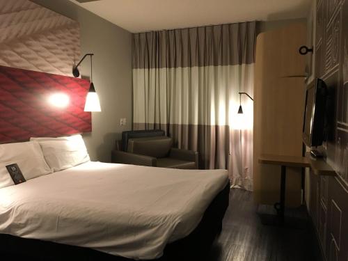 Postel nebo postele na pokoji v ubytování ibis Santos Gonzaga Praia