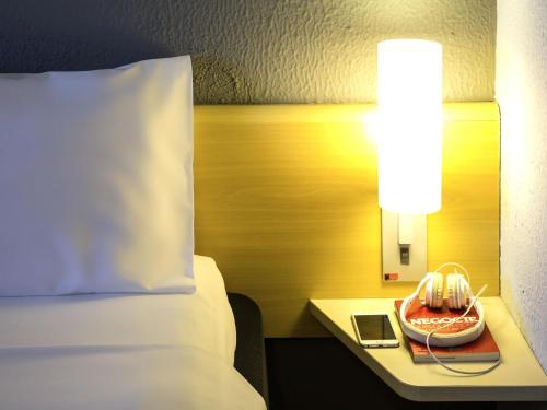 a hotel room with a bed and a plate of food on a table at ibis Araçatuba in Araçatuba
