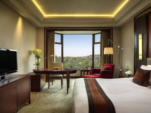 Postel nebo postele na pokoji v ubytování Sofitel Hangzhou Westlake - Few steps to West Lake, with panoramic lake view terrace